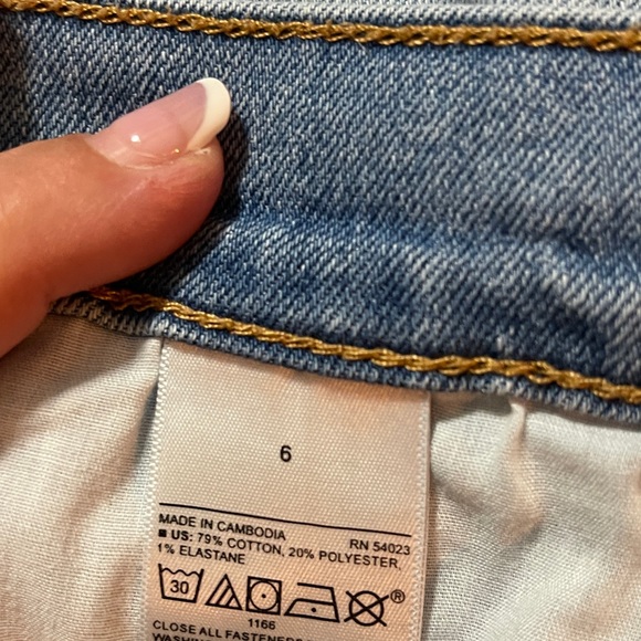 Old Navy Denim Cuff Shorts Sz 6 - Picture 5 of 6